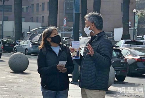 '图4~5:过往行人正在了解真相。'