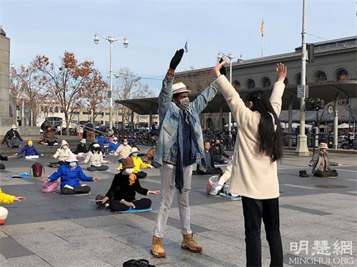 '图7:詹姆斯·理查德(James Richard)正在认真地学炼功动作'