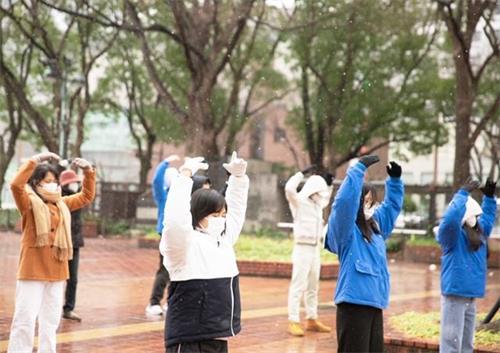 '图1~4:二零二二年二月六日(星期日),日本中部地区法轮功学员在名古屋市(Nagoya-City)最繁华地段——荣(Sakae)的喷水附近炼功时的情景。'
