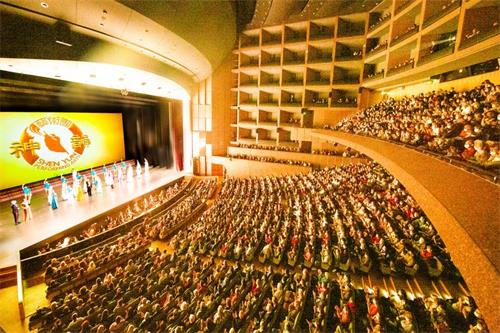 '图4:二零二二年二月四日和五日,神韵环球艺术团于法国蒙彼利埃科珲会议中心(LE CORUM)上演了二场演出。图为二月五日下午的演出,票房爆满。观众陶醉在演员们的精彩演出中,不时报以热烈的掌声给以赞美。(大纪元)'