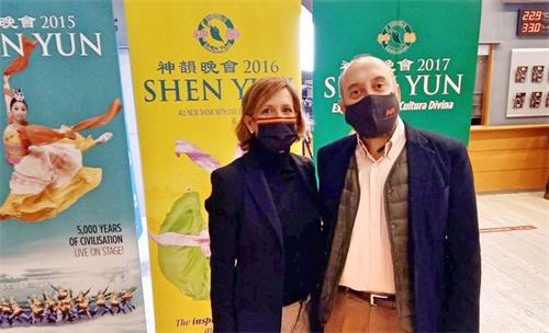 '图7:西班牙加泰罗尼亚大区议会议员玛丽亚・加西亚・福斯特(María García Fuster)(VOX党)与朋友一起在西班牙圣库加特剧院,观看了二零二二年二月二日晚的神韵演出。(新唐人)'