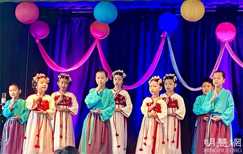 图5:穿着华丽的汉朝服饰的儿童合唱团,演唱了《小弟子修炼大法》。歌曲讲述了孩子们如何实践真、善、忍原则的日常旅程