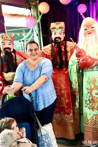 图7:海伦·雅仕伯(Helen Jasaba)与孩子在现场和“福星、禄星、寿星”合影留念。