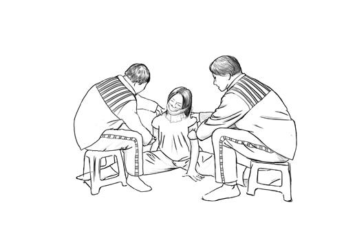 '酷刑示意图四:双腿强行一字劈开。山东女子监狱恶警指使犯人强行将法轮功学员的双腿一字劈开。'