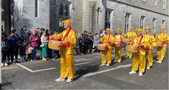 图1-4:3月17日爱尔兰法轮大法学员受邀参加“圣帕特里克节”(St Patrick's Day)大游行,为观众带来法轮功功法演示、法轮功小弟子方阵和唐鼓队。