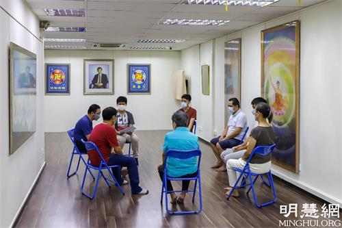 图2:参加九天班的新学员们围坐一起交流心得体会。