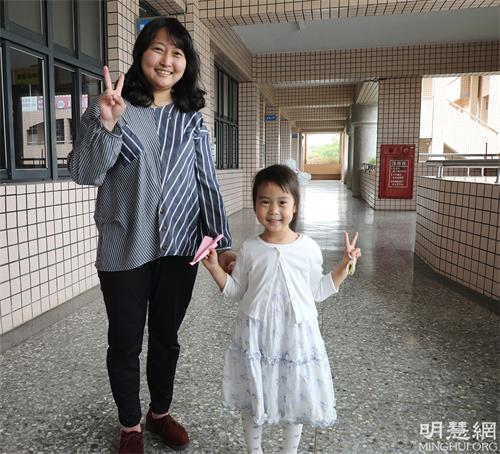 图3:吴姿慧和小女儿合照