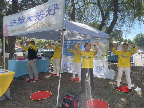 图4:二零二二年三月二十六日,北墨尔本区(North Melbourne)“和睦日”活动中,学员们向当地来自不同国家的移民展示法轮大法的五套功法。