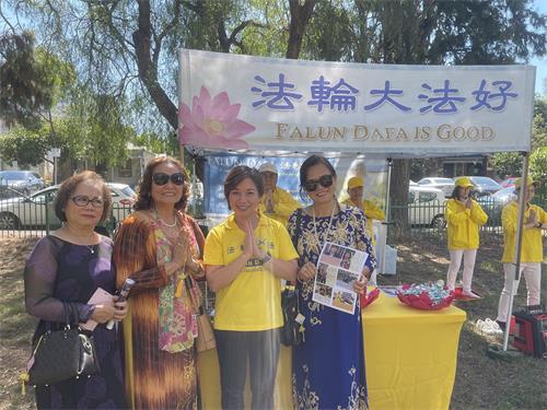 图6:“和睦日”活动中,肯辛顿(Kensington)越南年长妇女小组组长张女士(Truong,左二)希望法轮功学员向自己的社团成员介绍法轮功。