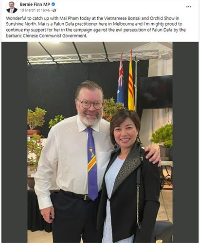 图9:维州上议院议员兼联盟党上议院党鞭菲恩(Bernie Finn)先生与学员范梅合影,并在自己的社交媒体上贴出合照。(菲恩先生社交媒体)