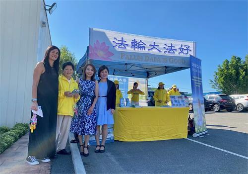 图10:布里姆班克(Brimbank)市议会副市长邓女士(Thuy Dang,右二)感谢法轮大法学员为社区提供的巨大支持。