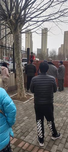 图2:被封小区买菜现场