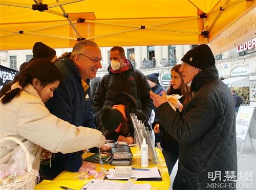 '图2~3:民众与法轮功学员交谈,'