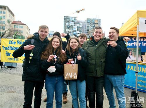 '图5:这些年轻人签名后,得到带有“真、善、忍好”字样的小莲花。'