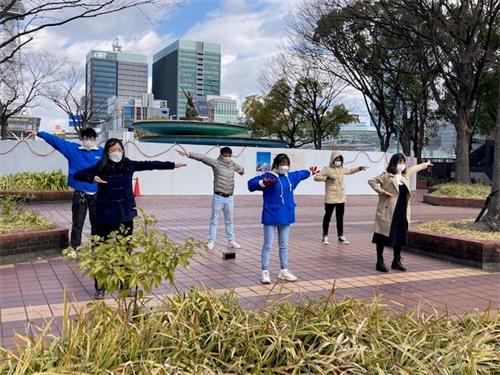 '图1~2:二零二二年三月六日(星期日),日本中部地区法轮功学员在名古屋市(Nagoya-City)最繁华地段——荣(Sakae)的喷水附近炼功,传播法轮功的真相。'