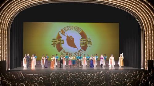 '图5:二零二二年三月二日至六日,神韵北美艺术团在亚利桑那州凤凰城奥芬剧院(Phoenix Orpheum)的六场演出,场场爆满。图为三月四日晚演出的谢幕照。(大纪元)'