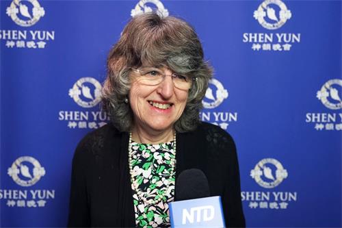 '图8:英国芬利男爵夫人(Baroness Finlay of Llandaff)赞神韵:“一场壮丽的演出,是视觉和精神的盛宴!”(新唐人电视台)'