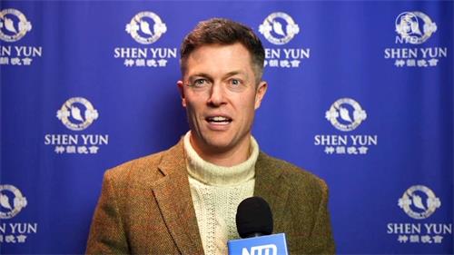 '图9:律师事务所合伙人詹姆斯·皮卡文斯(James Pickavance)在二零二二年三月五日下午观看神韵演出后,认为神韵传递希望,并已期待观看明年的神韵演出。(新唐人电视台)'