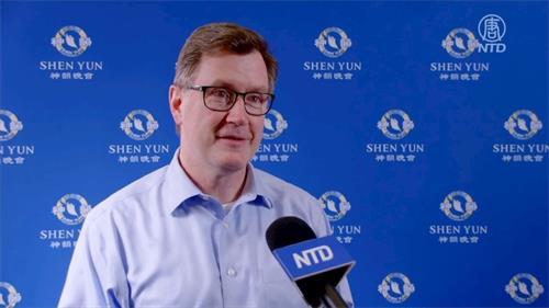 '图13:北达科他大学的校长安德鲁·阿玛科斯特(Andrew Armacost)说:“演出绝对惊艳!神韵演员和音乐家技艺超群!演出组合得相当精美。天幕和舞台非常华丽。演出好得不能再好了,卓越非凡!”。(新唐人电视台)'