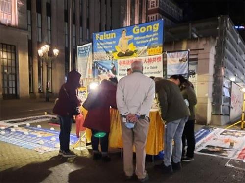'图4:法轮功学员每周五晚上在杜赛尔多夫的市中心举办烛光守夜活动。'