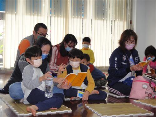 '图1~2:家长老师带着小弟子们一起学法。'