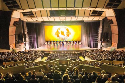 图1:二零二二年四月八日至十日,神韵纽约艺术团在法国尼斯卫城剧院(Nice Acropolis)上演了五场演出,连续爆满。图为十日晚演出爆满的盛况。(大纪元)