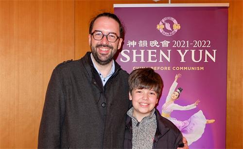 图8:四月五日晚,单簧管演奏家多米尼克·德索特尔(Dominic Desautels)带儿子观看了神韵环球艺术团在多伦多四季表演艺术中心的演出后,他说:“我越来越仰慕传统的中国文化。”(大纪元)
