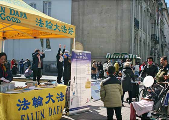 比利时民众:真善忍是美好的人生原则