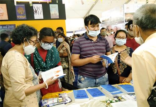图1:二零二二年三月加尔各答书博会(Kolkata Book Fair)上“法轮大法”的展位