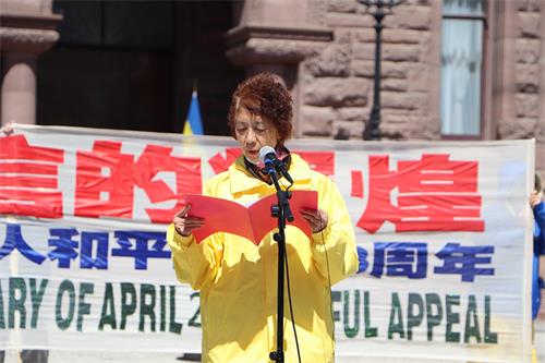图4:当年亲历者法轮功学员冯秀敏在集会上发言。