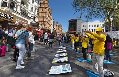 图1~3:二零二二年四月十六日,英国法轮功学员在伦敦圣马丁广场展示功法,传播法轮功的真相。