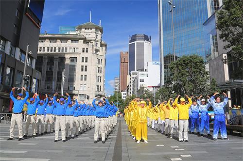 图1: 法轮功学员集体炼功,场面祥和
