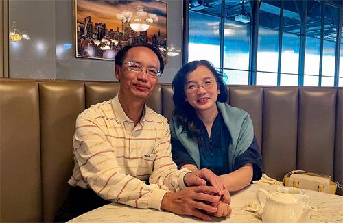 图1:雯丽和丈夫科言,因为真、善、忍而受惠,重拾伉俪情深,家庭和乐。