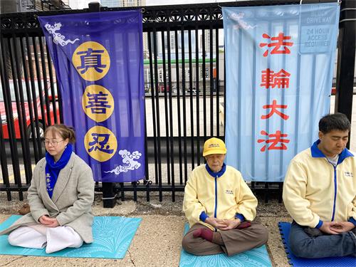 图3: 四月十六日,大芝加哥地区的部分法轮功学员在中领馆前炼功集会。亲历者程婉莹女士(中),徐建立女士(左)