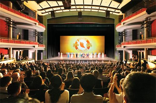 图1:二零二二年三月二十五日至二十九日,神韵环球艺术团在密西沙加表演艺术中心上演了五场演出。图为二十五日首场演出的谢幕照。(大纪元)