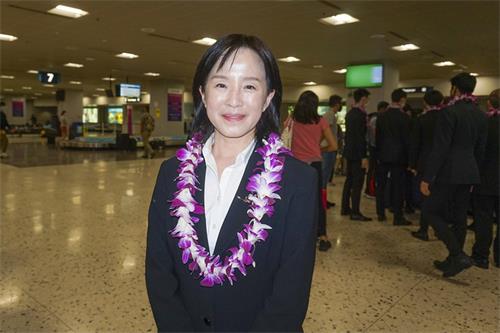 图6:神韵国际艺术团指挥陈缨 在夏威夷接受采访。(大纪元)