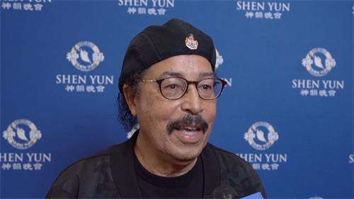 图14:二零二二年三月二十七日下午,资深音乐人艾尔·斯塔基(Earl Stuckey Jr.)观赏了神韵国际艺术团在夏威夷的第三场演出。(新唐人电视截图)