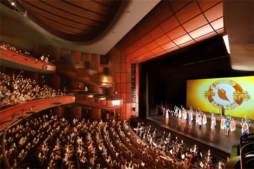 图2:从二零二二年四月六日至四月十七日,神韵国际艺术团在悉尼Lyric剧院上演十二场。图为四月十五日晚最后一场演出大爆满的盛况,当晚演出结束时,观众掌声经久不息,演员们两次谢幕。(大纪元)