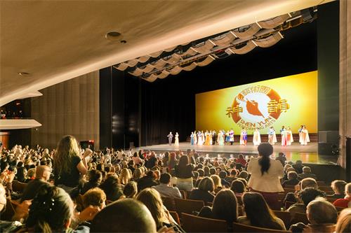 图5:从二零二二年四月十三日至十七日,神韵环球艺术团在蒙特利尔艺术中心梅桑纳芙剧场共进行六场演出,多场爆满,谢幕时观众起立鼓掌。图为四月十五日晚,第三场演出结束谢幕时,全场观众起立长时间鼓掌、欢呼。(大纪元)