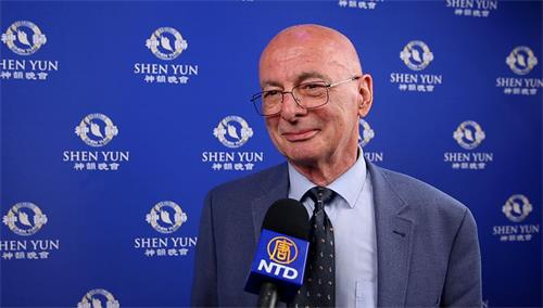 图9:二零二二年四月十七日,法国交响乐团小号独奏家德萨赫(René Dessart)先生观看了神韵纽约艺术团在法国鲁贝市的演出后赞叹,自己从未见过如此的美好,被神韵艺术家们征服了。(新唐人电视台)