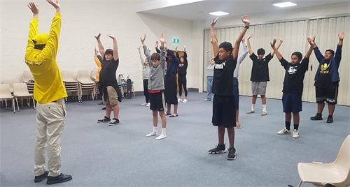 图3:学员为青少年团体介绍大法和教功