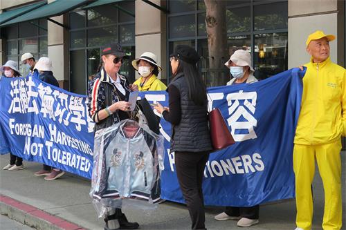 图11:旧金山居民亚历克西斯•西蒙森 Alexis Simonson (前左一)在了解真相