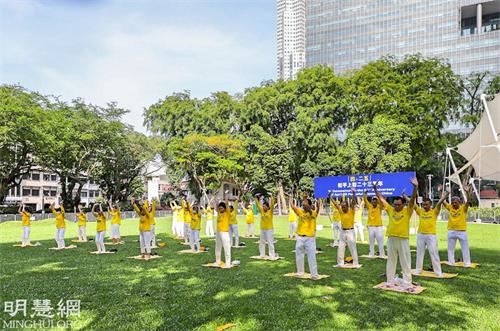 图1:二零二二年四月二十二日下午,新加坡法轮功学员在芳林公园举办活动,纪念“四‧二五”和平上访二十三周年。图为学员们在集体炼功。