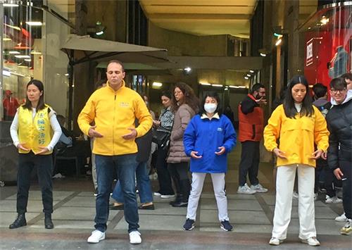 图1~2:二零二二年四月二十三日,意大利部分法轮功学员在米兰市中心举行活动,传播法轮功的真相。图为学员们在在悠扬的音乐中展示法轮功功法。