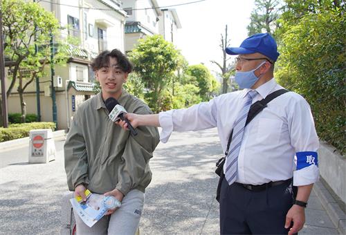 图3:铃木莲先生(左)说:“这样的迫害根本就不应该发生。”