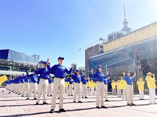 图1~2:二零二二年四月二十三日,法轮功学员在市中心奥提亚广场集体炼功,场面祥和。