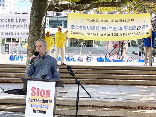 图6:国际和平联盟(Universal Peace Federation)的秘书长杰弗里·费耶斯(Geoffrey Fyers)在集会上发言。