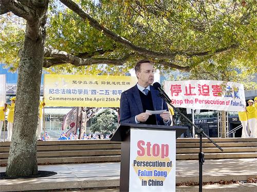 图7:律师凯瑞·高尔(Kerry Gore)在集会上发言。