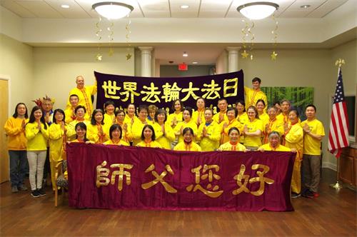 图:部分俄亥俄州法轮功学员合影,庆祝五•一三世界法轮大法日