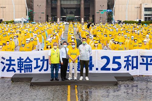 图4:发言来宾包括新北市议员陈世荣(左一)、 追查迫害法轮功国际组织台湾分会理事长李正雄(左二)、台湾法轮大法学会理事长萧松山(右二)、与基隆市议员张秉钧(右一)。